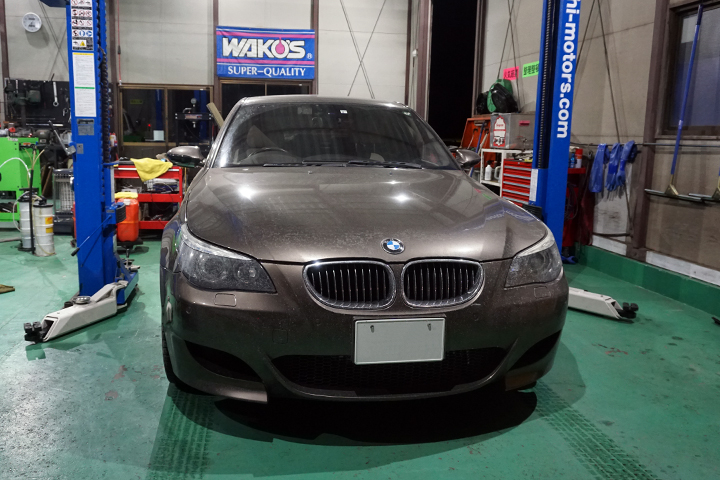 BMW　M5　E60　車検　リアアッパーアームブーツ切れ修理　サーモスタット交換