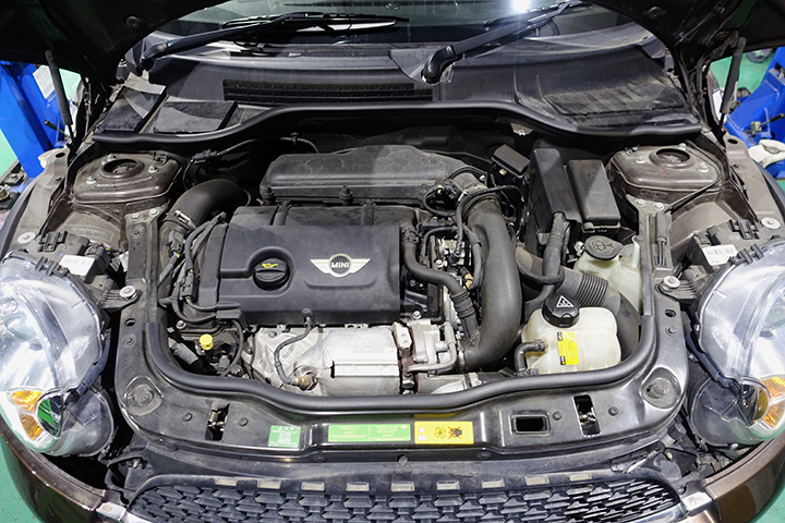 BMW MINIクラブマンR55　エンジンチェックランプ点灯修理 フューエルポンプ交換　エンジンルーム