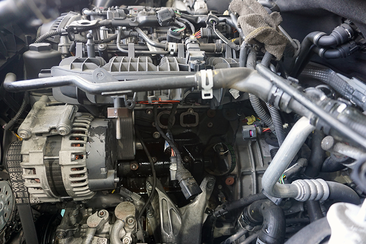 アウディ　Q5　車検　法定24ヶ月点検　冷却水漏れ修理　ウォーターポンプ交換　AUDI
