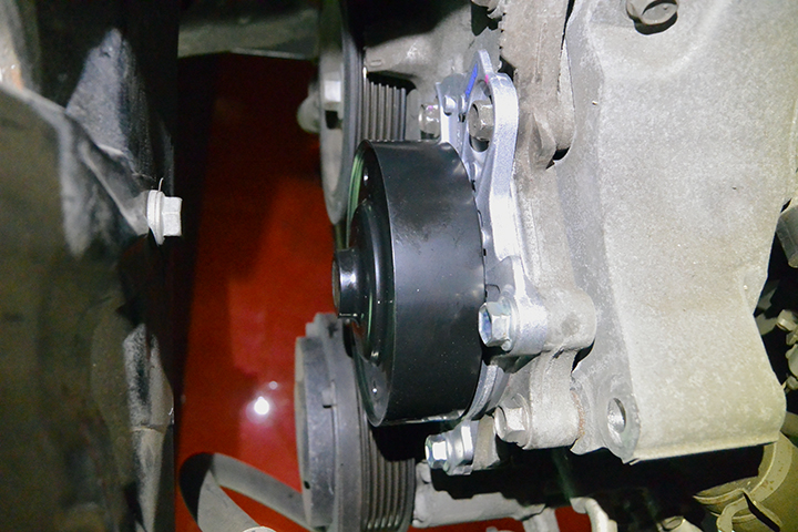 トヨタ　ヴォクシー　エンジン異音修理　オルタネーター　ウォーターポンプ交換