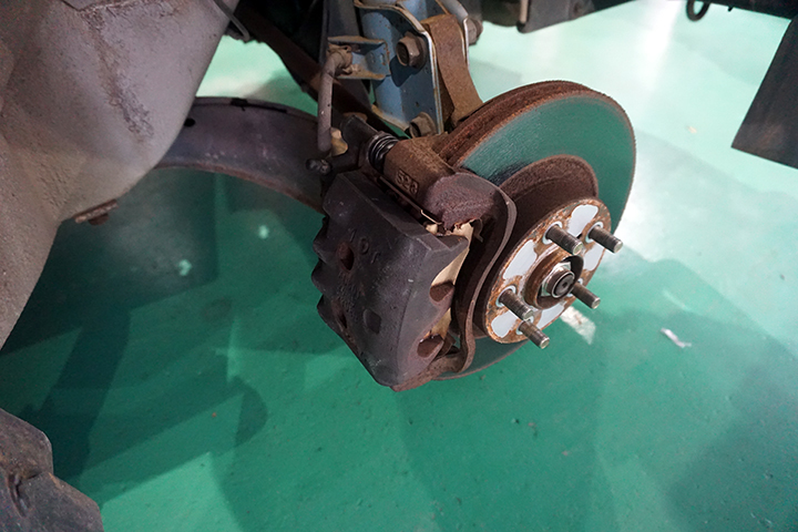 スバル　インプレッサ　ブレーキ引きずり修理　キャリパーO/H