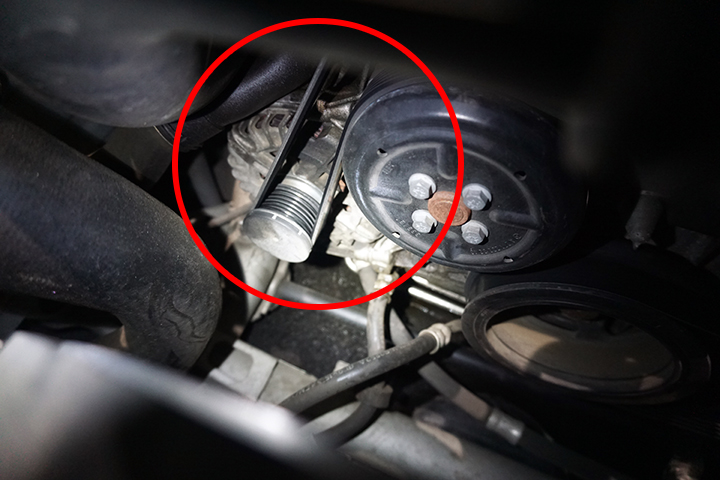 メルセデスベンツ　E350　W212　充電警告灯点灯修理　OEMオルタネーター交換