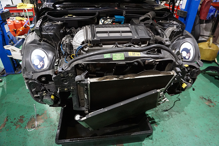 BMW　MINIクーパーS　R53　冷却水漏れ修理　電動ファン・エキスパンションタンク交換