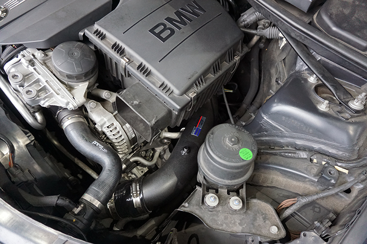 BMW　335i　E90　インテークパイプ割れ　エンジン不調修理　FTPチャージャーパイプ交換