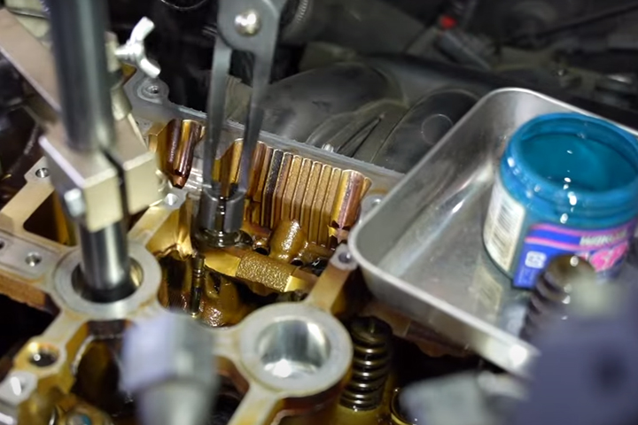 BMW MINI R55　クラブマンクーパーS　エンジンから白煙修理　バルブステムシール交換
