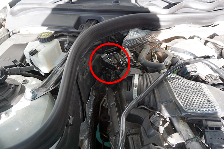 メルセデスベンツ　Eクラス　W212　エンジンチェックランプ点灯　差圧センサー交換