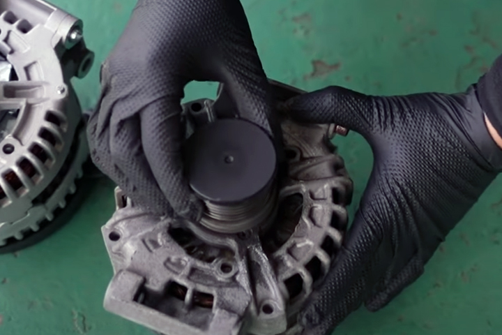 BMW ミニクーパー　R56　エンジン異音修理 オルタネーター交換 
