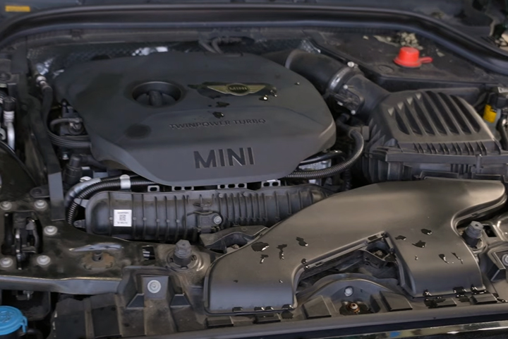 BMW MINI F56 クーパーS　オイル漏れ フィルターブラケット WPキャリア交換