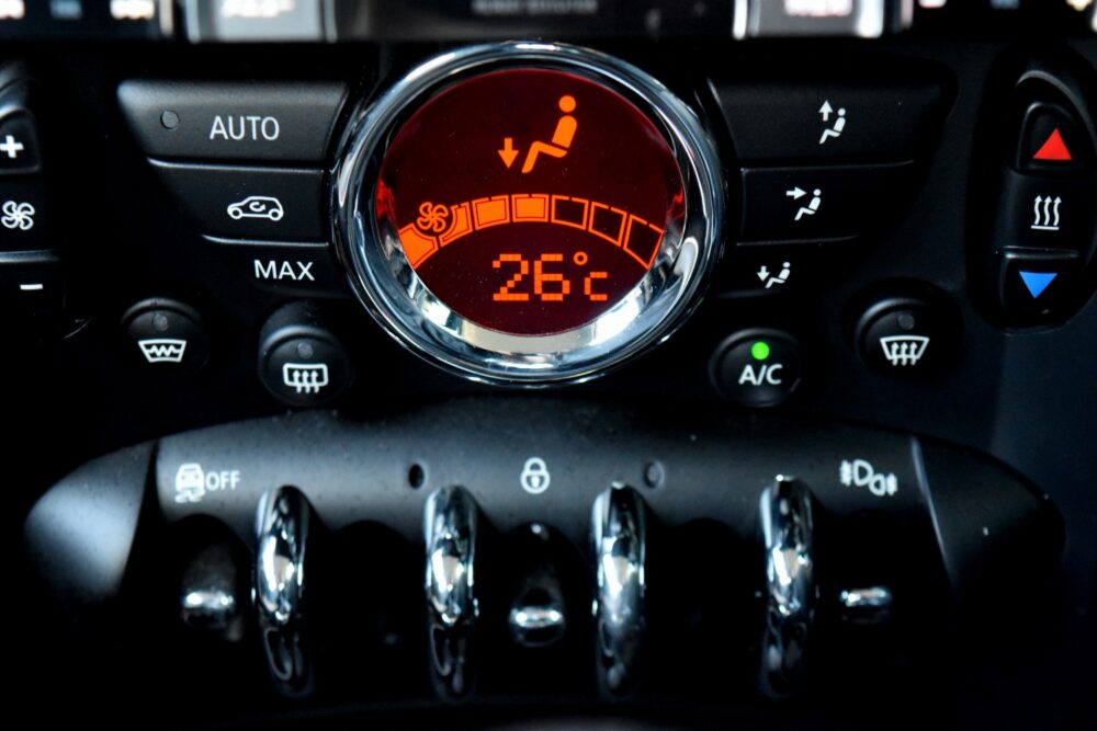 BMW MINI 第2世代 R56系ミニクーパー エアコンが突然止まった?ブロアモーター不良