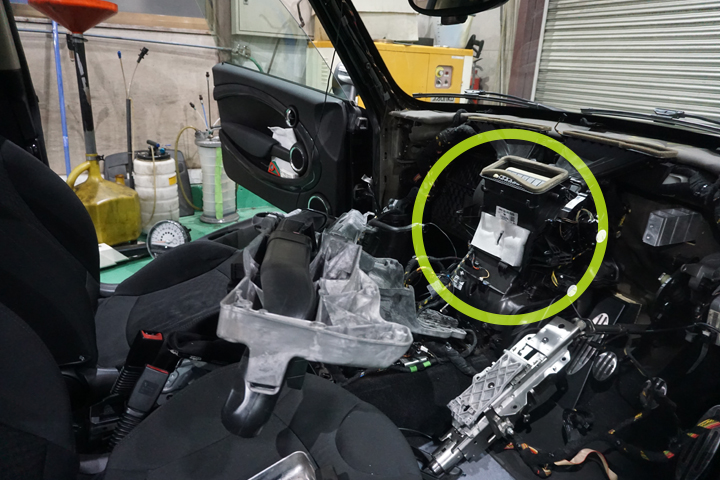 BMW MINI 第2世代 R56系ミニクーパー エアコンが突然止まった?ブロアモーター不良