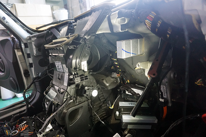 BMW MINI 第2世代 R56系ミニクーパー エアコンが突然止まった?ブロアモーター不良