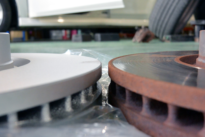 【スバル車全般】スバル インプレッサ・レガシィ・WRX・BRZ他　摩耗したディスクローターと新品の比較画像