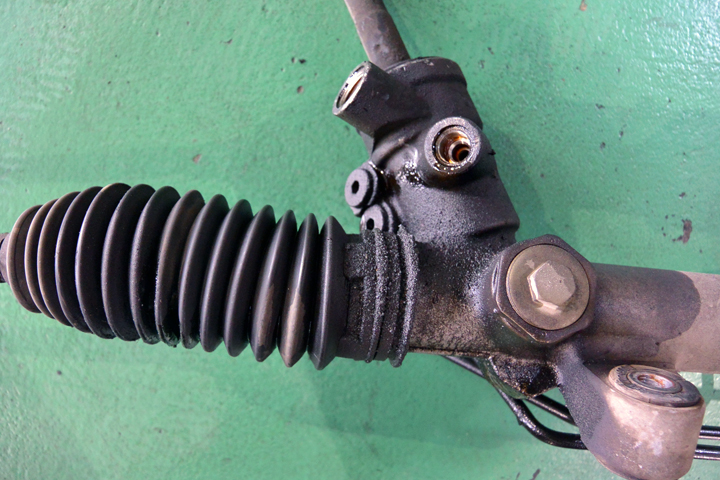 スバル ハンドルラック(ステアリングラック)オイル漏れ修理
レガシィ インプレッサ